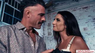 Dude anal fucking e wifes busty brunette charaid a b'fheàrr dhi