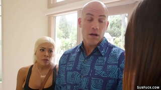 Мачеха-блондинка с большими сиськами Луна Стар трахается в анал со своим новым парнем Дерриком Пирсом, затем связывает свою молоденькую готичку Ави Лав и трахает ее воском.