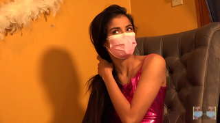 שיער אוחז את הזין שלו