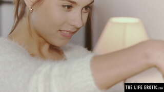 Söpö brunette katselee itseään peilistä samalla, kun masturboi