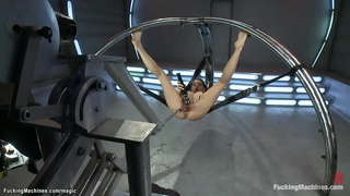 ż�冠李戴个的黑发的拉丁宝贝萨拉Luvv条的内衣袜子然后干机器，并得到强烈的性高潮的各种职位