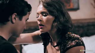 Гаден Млади Сосед Сака Да го Ебам Следната Врата Топла MILF Krissy Lynn