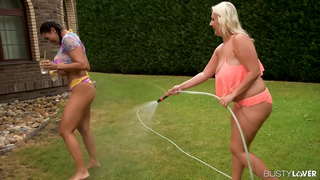 Umetanje dildo i Sisa Grudi za dva Prsata Lezbijki