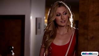 Despois de chegar a casa tarde de novo a súa peituda madrasta, decide que vai ser unha lesbiana.O ente obter titsucked lambe o milf buceta e facesits seu