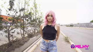 Peruanska hittar inte arbete i sitt land och hon befinner sig i behovet av att ge sin kropp i utbyte mot pengar