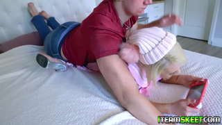 Sexy gamer babe Ava Sinclair opustí svoju hru a začať kurva jej milenci kohút a robí ho cum v jej veľké prsia