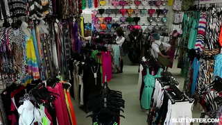 Blondie teen Haley Rhawiau sugno ceiliog ac yn cael ei pussy fucked wyllt ar yr un pryd