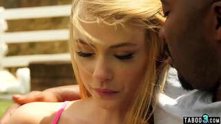 Худую падчарыцу міжрасавых сэкс трахаецца айчым Бі-бі-сі ў садзе