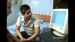 جوجه تند و زننده می برد او.