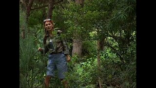 Nikolette spying ing jinis ing alas