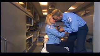 באַסטי בלאָנדע פאַקט אין שוואַרץ דיך הויך סטאַקינגז