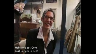 Lorem brunette mulier habet shagged ad opus suum locum