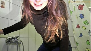 Farkut näyttävät bikinit, sukkahousut kastuu