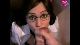 Mignon poussin dans les verres, il obtient de bons