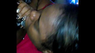 Ebony babe sucks ingqinqwa omnyama cock