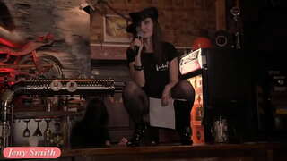 Jeny Smith awam bogel di atas pentas