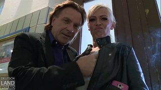 Vivian Schmitt padá, paparazzi obetiam .....