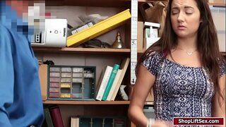 LP oifigear licked agus fucked Lily Adams fliuch pussy ann doggystyle