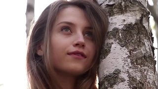 ���ອ Nicolina ເອົານາງນຸ່ງຢູ່ໃນເນື້ອໄມ້