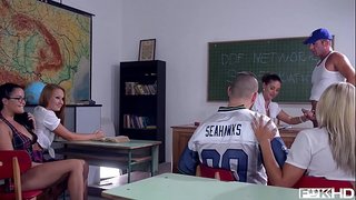 Tizenéves Dolly Diore &amp;amp; Cathy Mennyország megosztás oktató farkát a két kanos barátok az osztályban