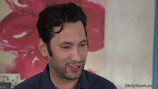 Ex bf mettre son sexy brunette petite amie dans la servitude et de crème fouettée et anal baisée