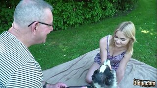 Të rinj bjonde e bën njeriu i vjetër sperma në gojën e saj