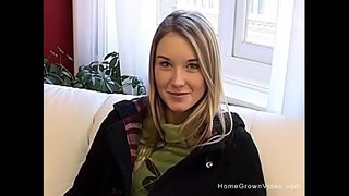 فوق العاده زیبا و دلفریب, نوار نوجوان ورزش ها برهنه و بازی می کند با بیدمشک تنگ او