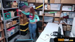 Ilgi kāju teenie got nozvejotas shopping mall un kļūst aptuvenu fuck