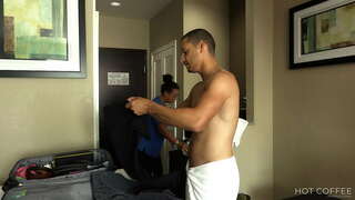 ���้องบริการ! ใหญ่ซ้อมลาติน่าได้แย่ doggy รูปแบบโดยแขกและ squirts บนหน้าอกของเขา.