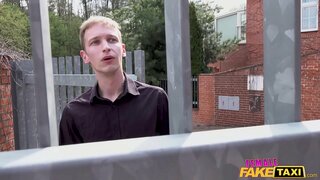 Ino Falsa Taksio bruna kaptis ludanta kun ŝia pussy de ulo sekvanta pordo