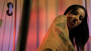 Catra convinces yake mkufunzi na kufanya workout kidogo zaidi ya joto