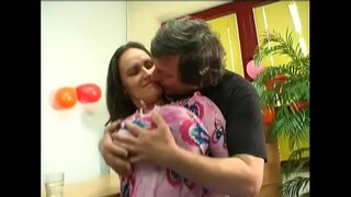 Energiek meisje Jenny met grote natuurlijke tieten krijgt gestoten achter