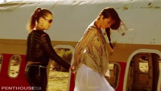 ���ඩ් සමලිංගික තරු Allie සහ Jenna 69 සහ fingerbang පාළුකරයේ දී.