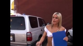 Noor beib võtab hard dick oma märg raseeritud twat