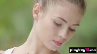 Magrinha morena puta descascar durante o treinamento da caixa