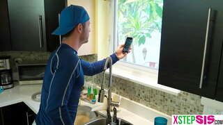 Зводная сястра-латиноамериканка - добрая членососка, і я застукаў яе за гэтым заняткам