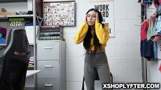 Brunette teen Judy Jolie yn cael ei pussy dynn romped gwyllt gan y swyddog diogelwch o&#039;r tu ôl