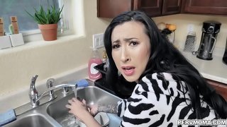 Zinokuphathwa mom Lily Lane ifuna yakhe stepsons juice ke yena rides kuye ngexesha shes ngokwenza laundry